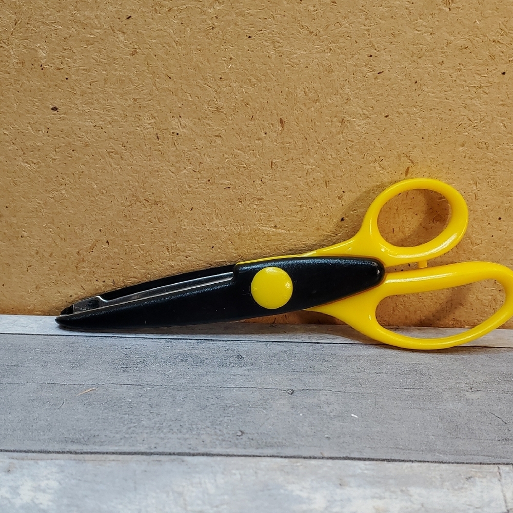 Fiskars Paper Edgers Zipper Edge Scissors - Picture 2 of 6